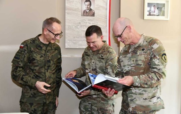 Przedstawiciele US Army przeglądają prezenty od Dyrektora WIM.