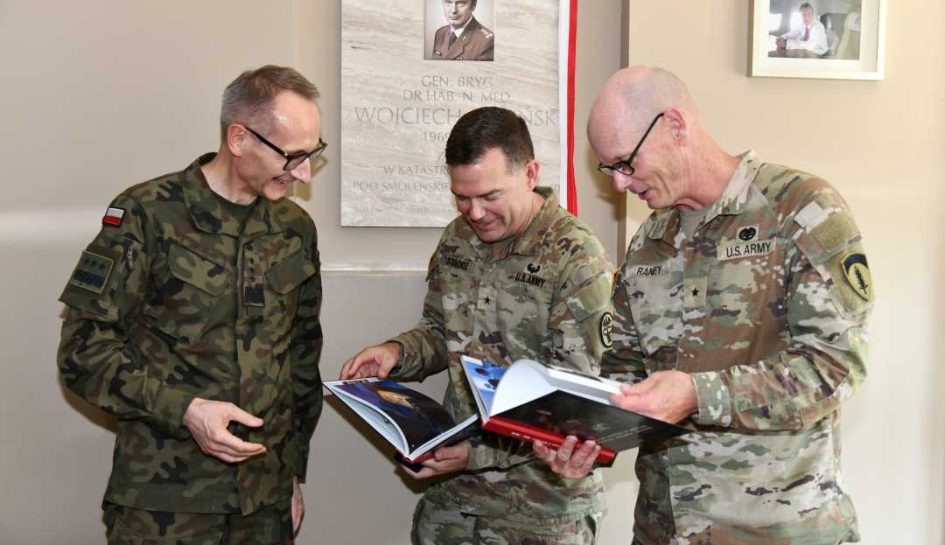 Przedstawiciele US Army przeglądają prezenty od Dyrektora WIM.