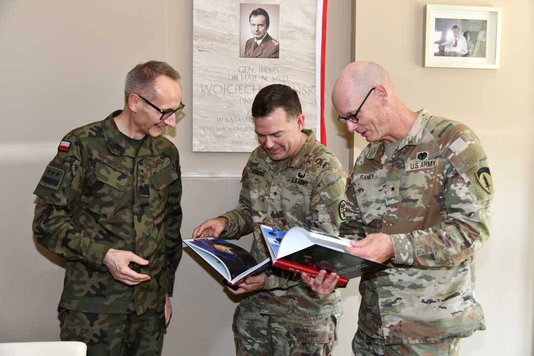 Przedstawiciele US Army przeglądają prezenty od Dyrektora WIM.
