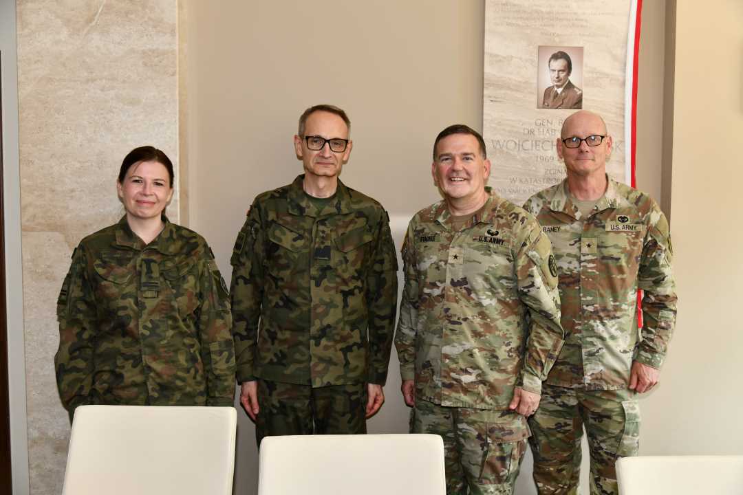 Przedstawiciele US Army razem z Grzegorzem Gielerakiem oraz Agatą Będzichowską na wspólnym zdjęciu.