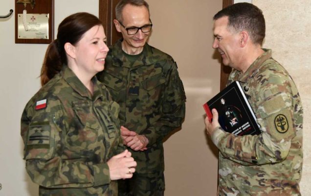 Dyrektor WIM, Pani Komendant WIM oraz przedstawiciel US Army rozmawiają w sali konferencyjnej.