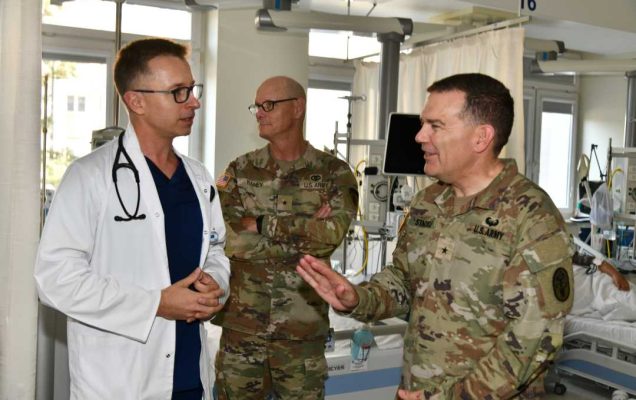 Przedstawiciele US Army rozmawiają z doktorem WIM.