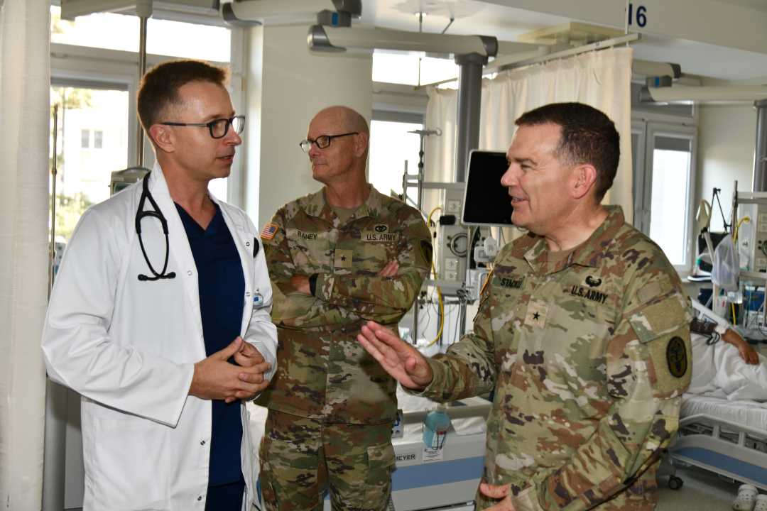 Przedstawiciele US Army rozmawiają z doktorem WIM.