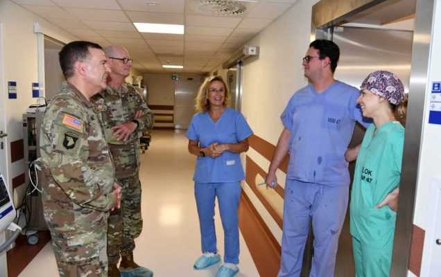 Przedstawiciele US Army oraz pracownicy WIM rozmawiają na korytarzu.