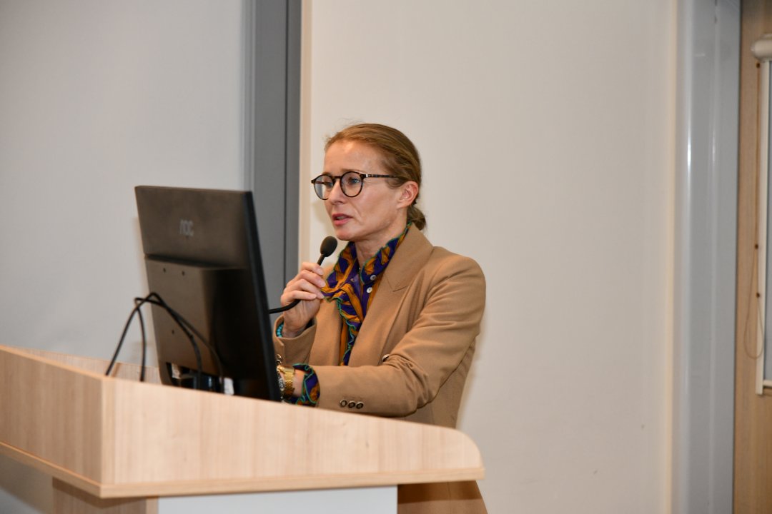 Dr Anna Olczak-Pieńkowska przy mównicy.