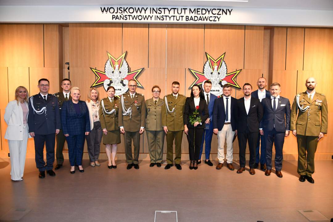 Zdjęcie grupowe wszystkich wyróżnionych pracowników WIM z dyrektorem WIM.