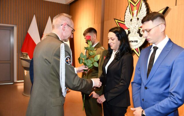 Grzegorz Gielerak wręcza ratownikom medycznym wyróżnienia,
