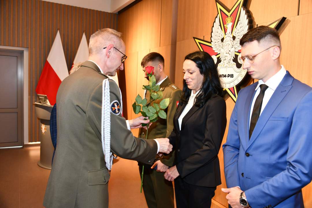 Grzegorz Gielerak wręcza ratownikom medycznym wyróżnienia,