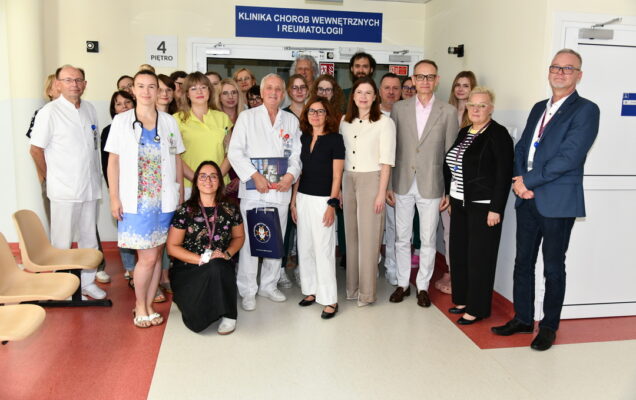 Pracownicy Kliniki Chorób Wewnętrznych i Reumatologii stoją w grupie, razem z nową kierownik, Dyrektorem WIM oraz Komendant Szpitala