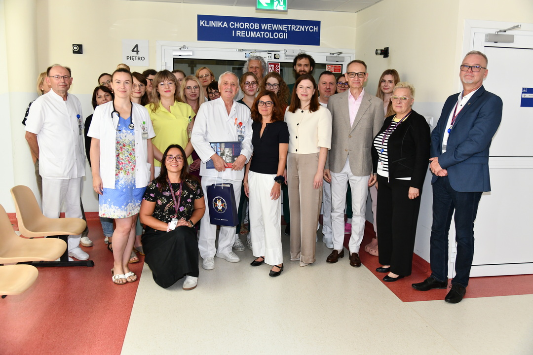 Pracownicy Kliniki Chorób Wewnętrznych i Reumatologii stoją w grupie, razem z nową kierownik, Dyrektorem WIM oraz Komendant Szpitala