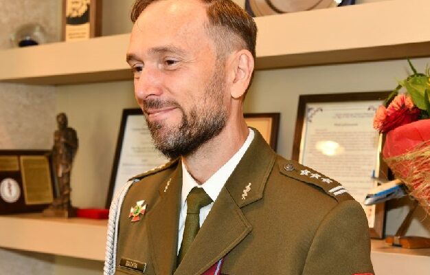 Artur Bachta na swoim pożegnaniu z mundurem