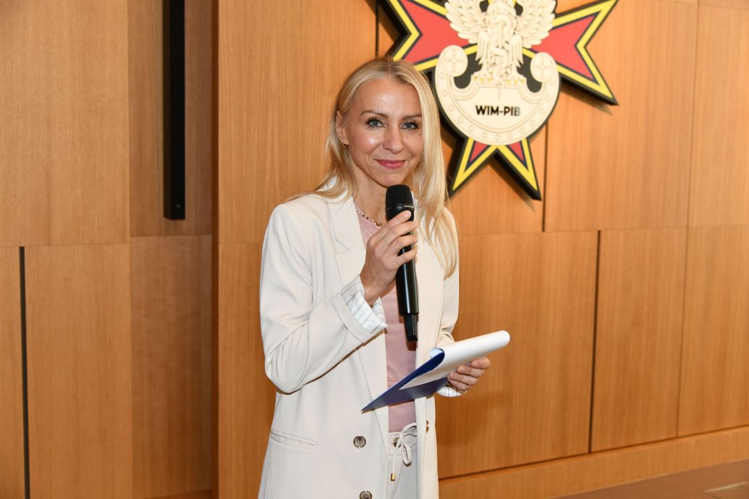Małgorzata Złotkowska prowadzi uroczystość na auli WIM.
