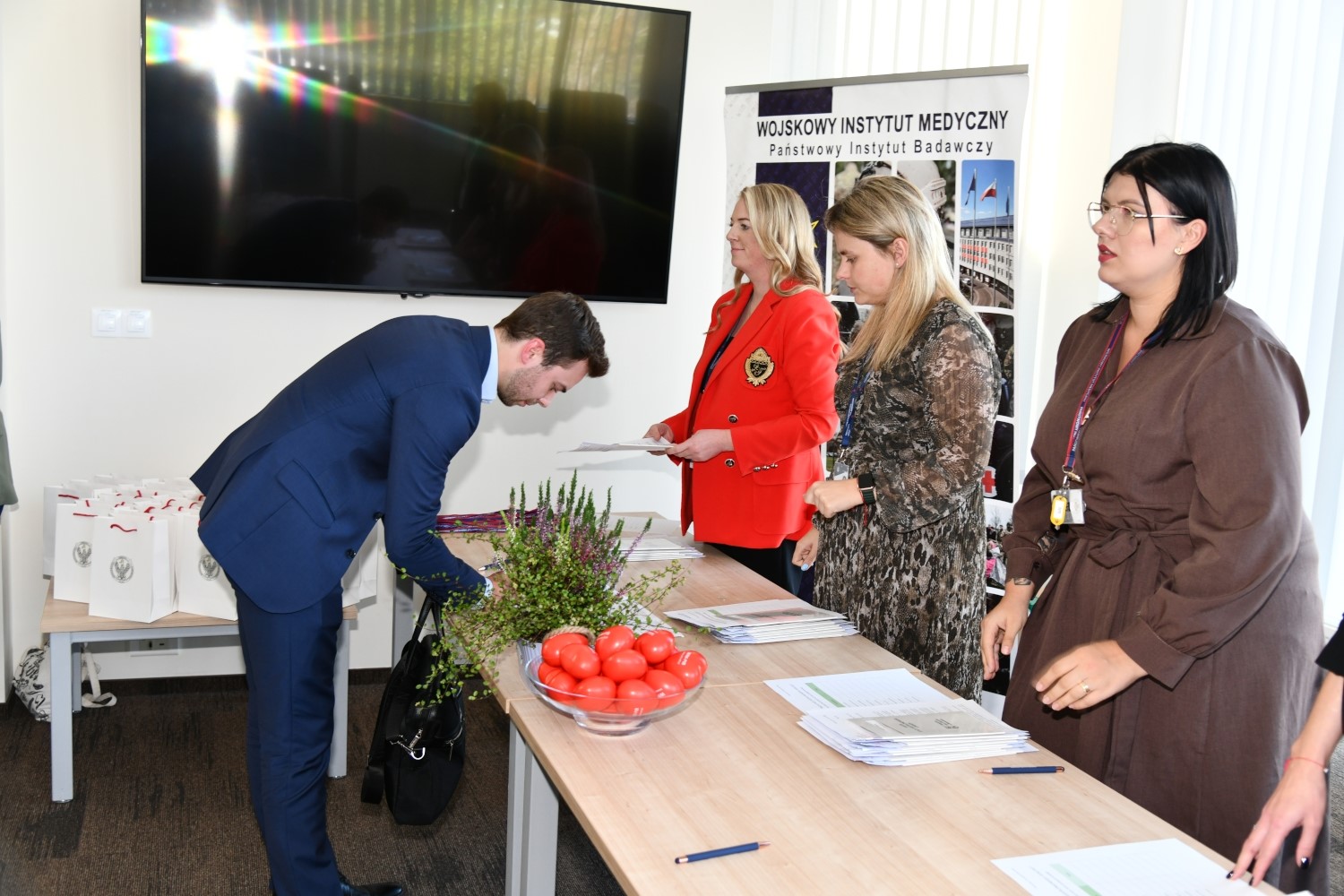 Stoisko z ankietami dla uczestników inauguracji