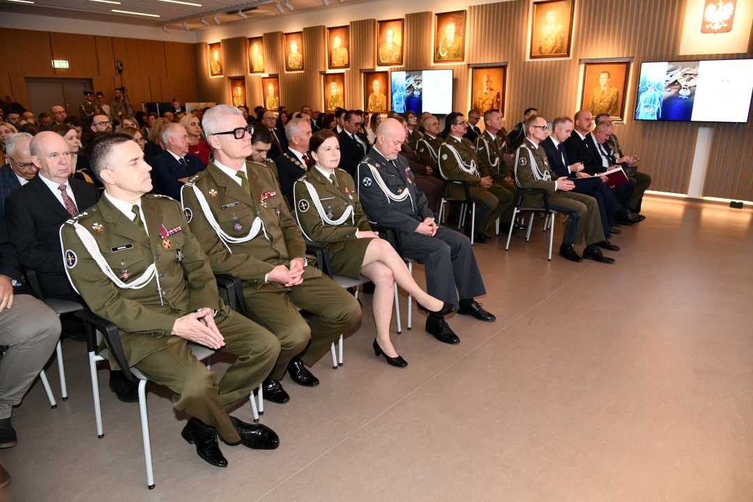 Siedzący goście i pracownicy Instytutu na auli WIM-PIB.