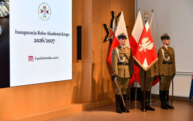 Poczet sztandarowy. Trzech żołnierzy z szablami. Obok nich wyświetlony slajd z napisem Inauguracja Roku Akademickiego 2026/2027.