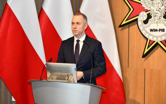 Władysław Kosiniak-Kamysz przy mównicy. Za jego plecami flaga Polski i logotyp WIM-PIB.