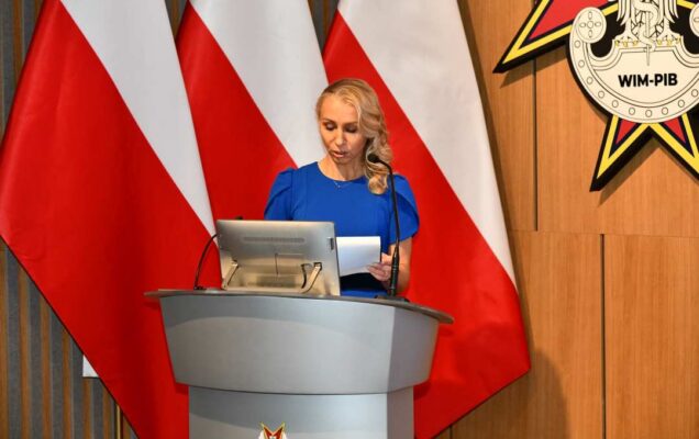 Małgorzata Złotkowska, kierownik Biura Dyrektora, Główny specjalista ds. komunikacji wewnętrznej prowadzi uroczystość.