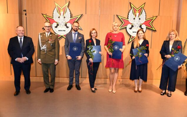 Zdjęcie grupowe laureatów z Dyrektorem WIM-PIB.