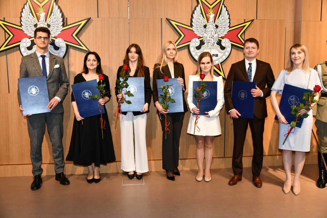 Zdjęcie grupowe laureatów z dyplomami.
