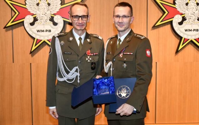 Dyrektor WIM-PIB pozuje do zdjęcia z laureatem nagrody.