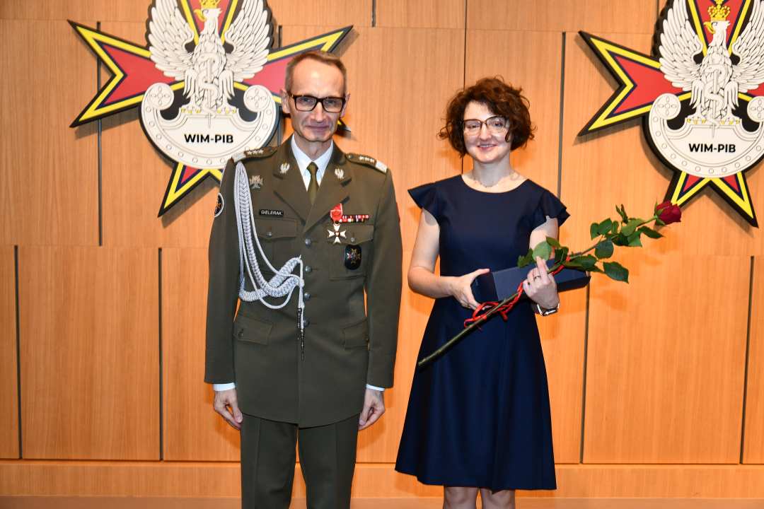 Grzegorz Gielerak pozuje do zdjęcia z laureatką.