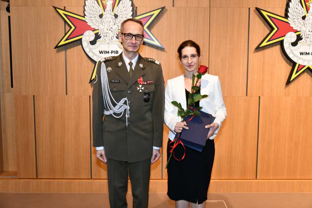 Grzegorz Gielerak pozuje z laureatką do zdjęcia.