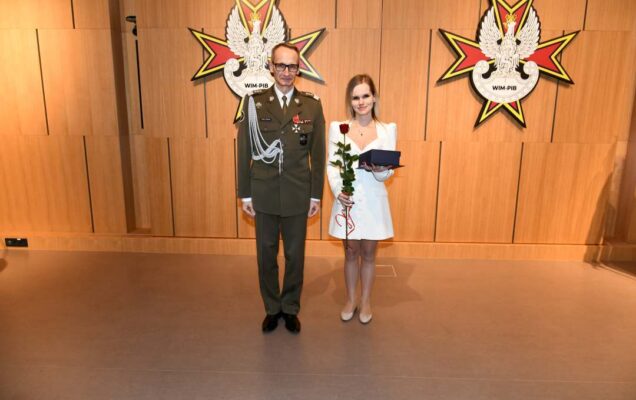 Grzegorz Gielerak pozuje z laureatką do zdjęcia.