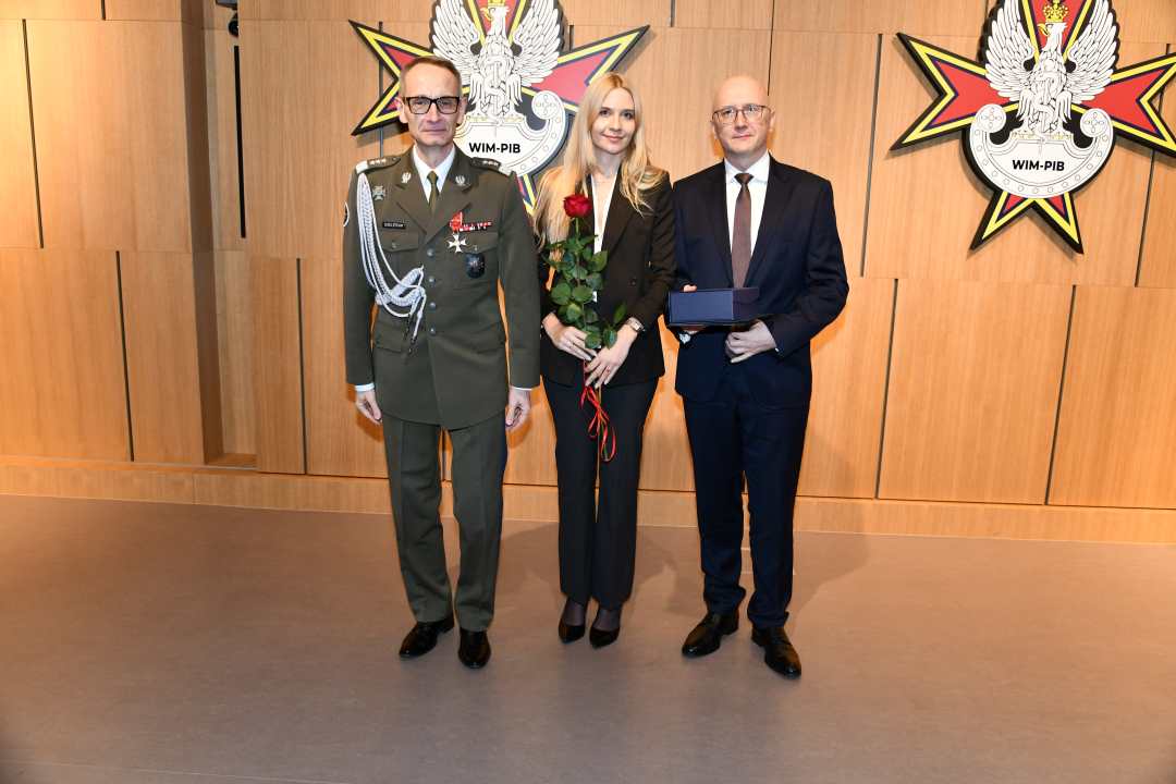 Dyrektor WIM-PIB pozuje do zdjęcia z pracownikiem i pracowniczką WIM.