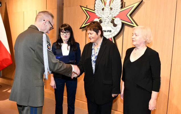 Dyrektor WIM wręcza nagrodę Agnieszce Woźniak-Kosek, Lucynie Drążek i Anecie Guzek.