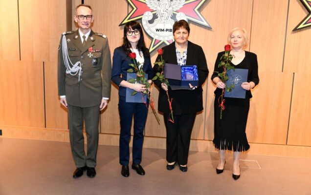 Grzegorz Gielerak pozuje do zdjęcia z Agnieszką Woźniak-Kosek, Lucyną Drążek i Anetą Guzek.