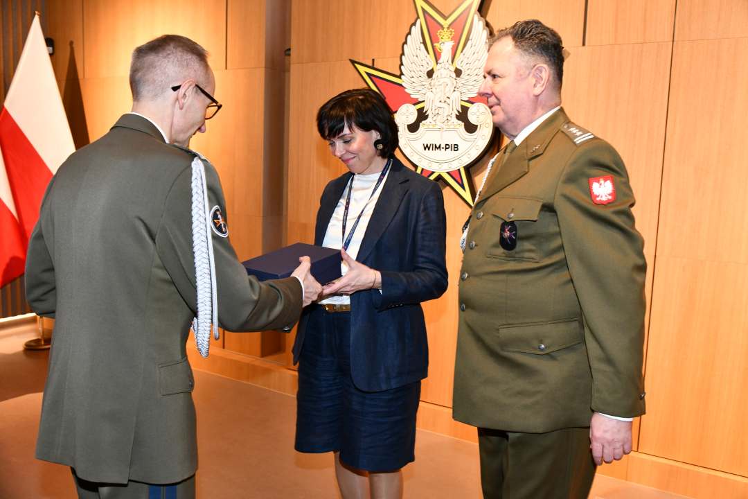 Grzegorz Gielerak wręcza nagrodę Radosławi Tworusowi i Justynie Klingemann.