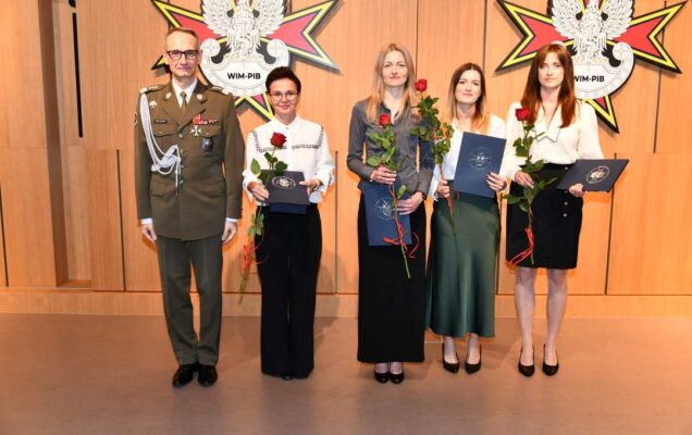 Dyrektor WIM pozuje do zdjęcia z laureatkami.