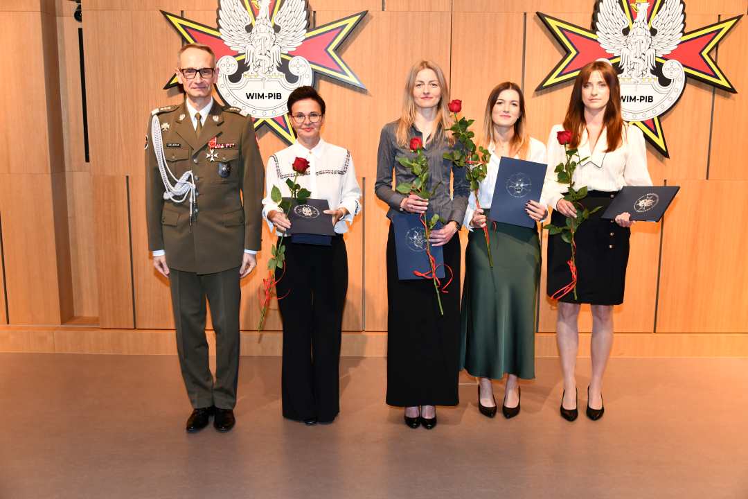 Dyrektor WIM pozuje do zdjęcia z laureatkami.