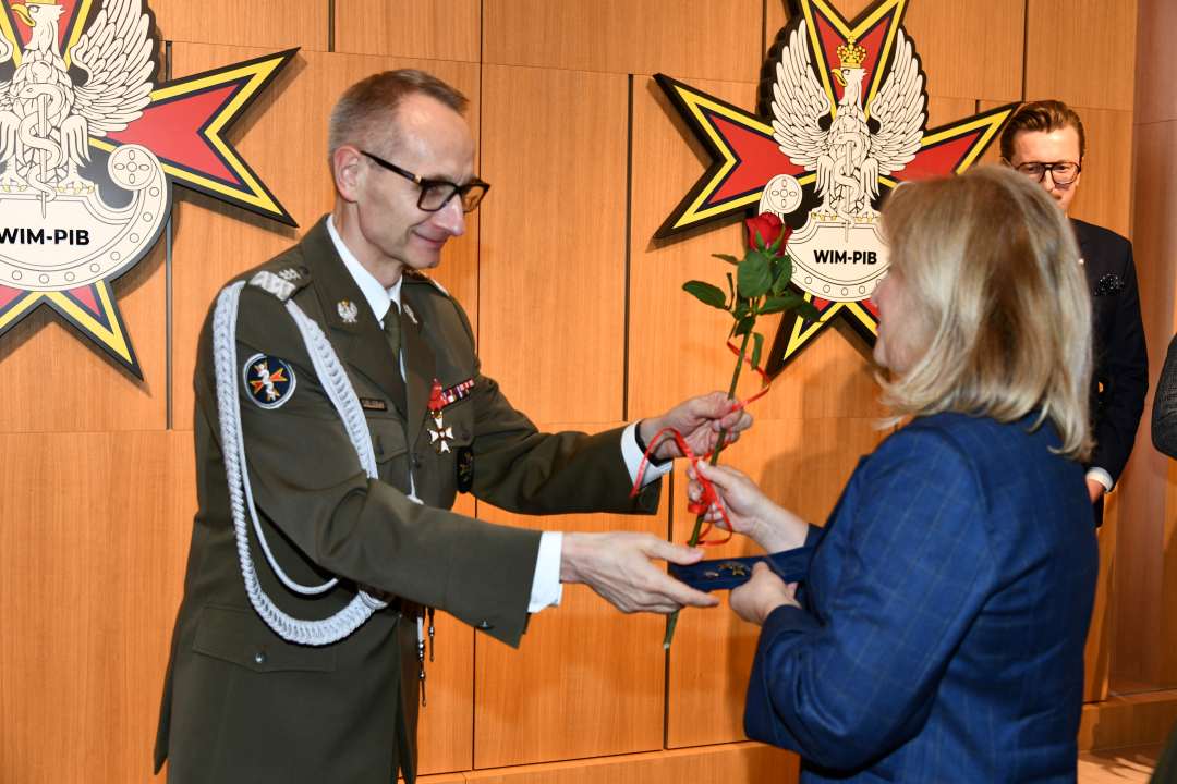 Dyrektor WIM-PIB wręcza laureatce dyplom.