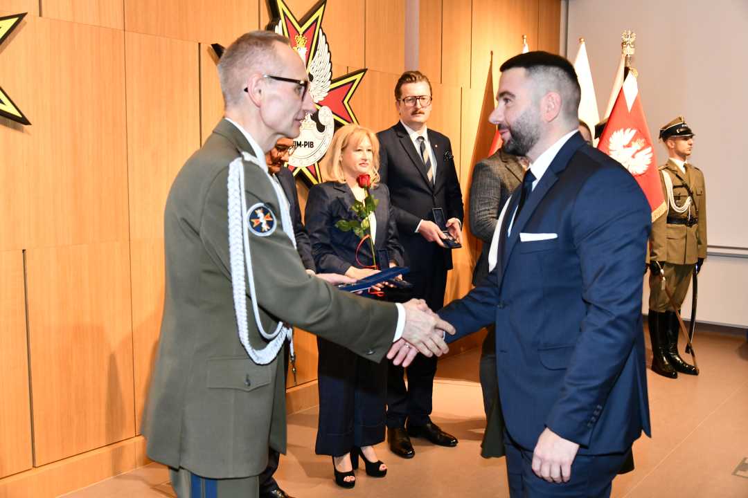 Dyrektor WIM wręcza dyplom Adrianowi Olczakowi.