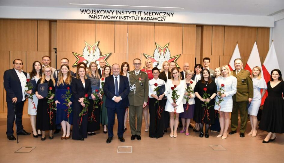 Zdjęcie grupowe Dyrektora WIM-PIB i Alojzego Nowaka z laureatami.