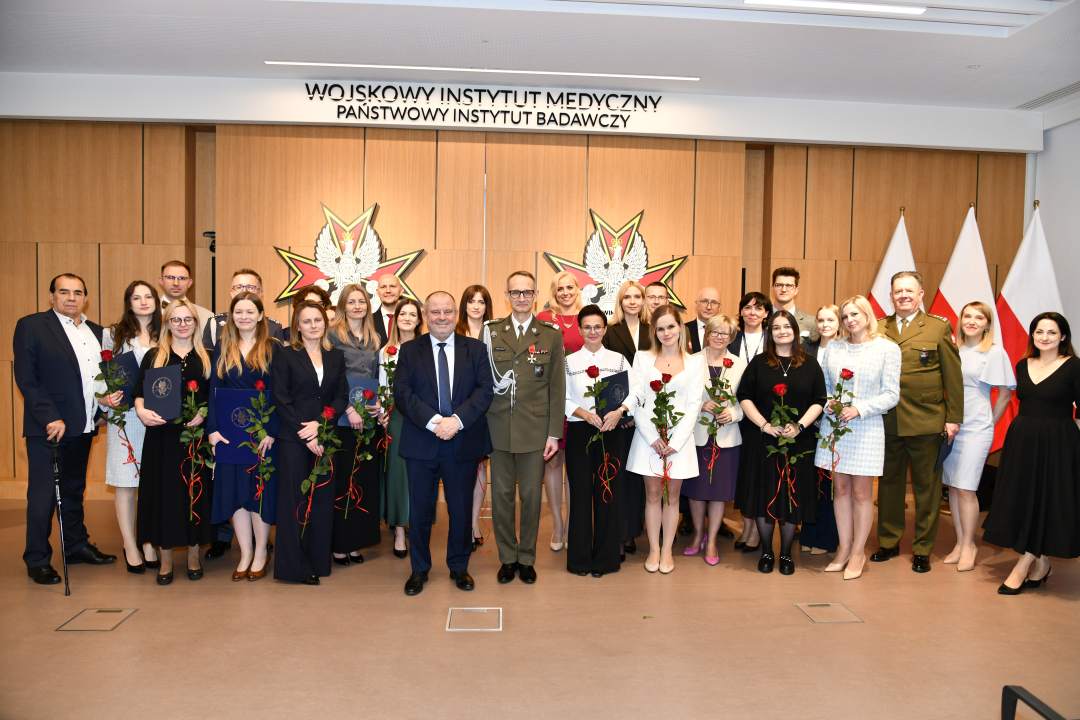 Zdjęcie grupowe Dyrektora WIM-PIB i Alojzego Nowaka z laureatami.