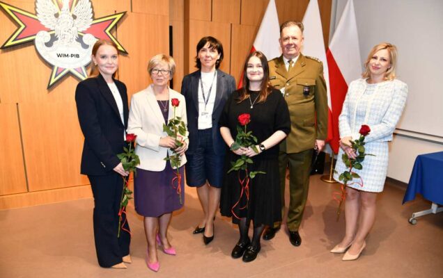 Radosław Tworus, Katarzyna Noga, Dorota Parnowska, Justyna Klingemann, Justyna Sabela, Justyna Gielerak pozują do zdjęcia.