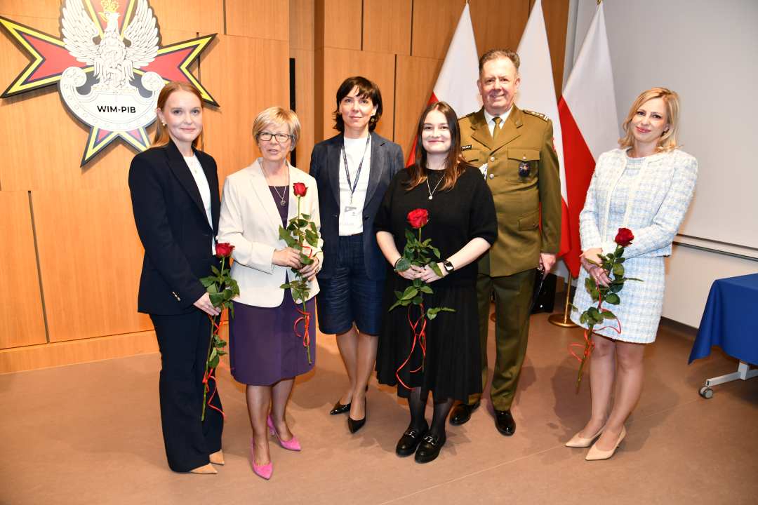 Radosław Tworus, Katarzyna Noga, Dorota Parnowska, Justyna Klingemann, Justyna Sabela, Justyna Gielerak pozują do zdjęcia.