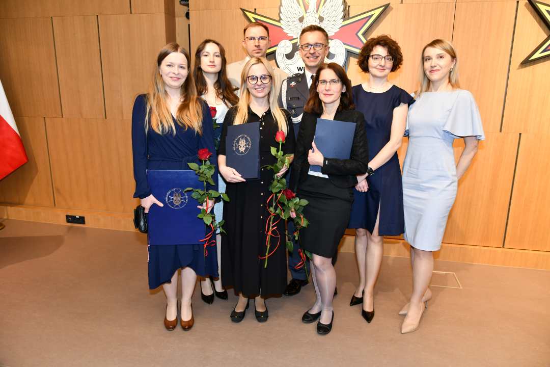 Zdjęcie grupowe laureatów z dyplomami.