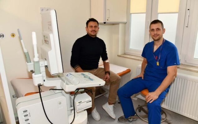 Weteran po badaniu siedzi na kozetce lekarskiej w gabinecie lekarskim, obok niego siedzi lekarz.